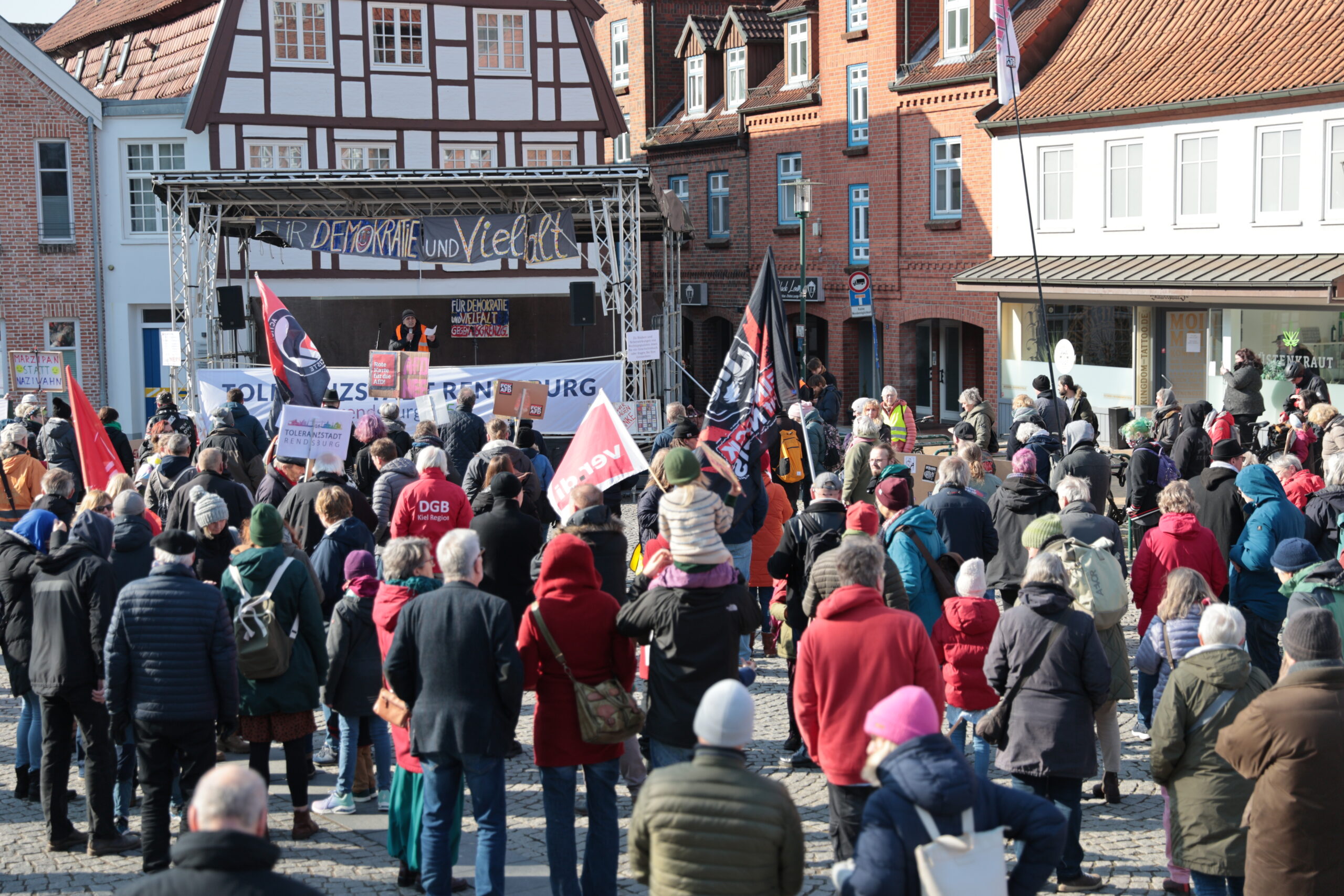 Versammlung auf dem Schloßplatz Rendsburg